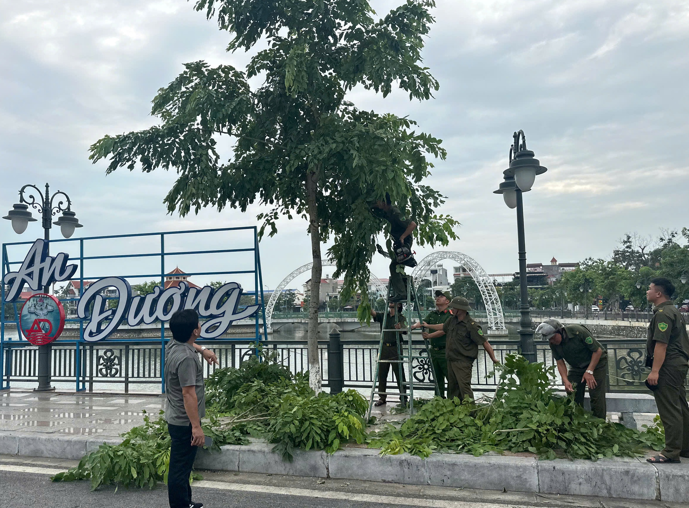 Công an phường An Dương phối hợp với các lực lượng cơ sở phòng chống bão cơn bão số 3
